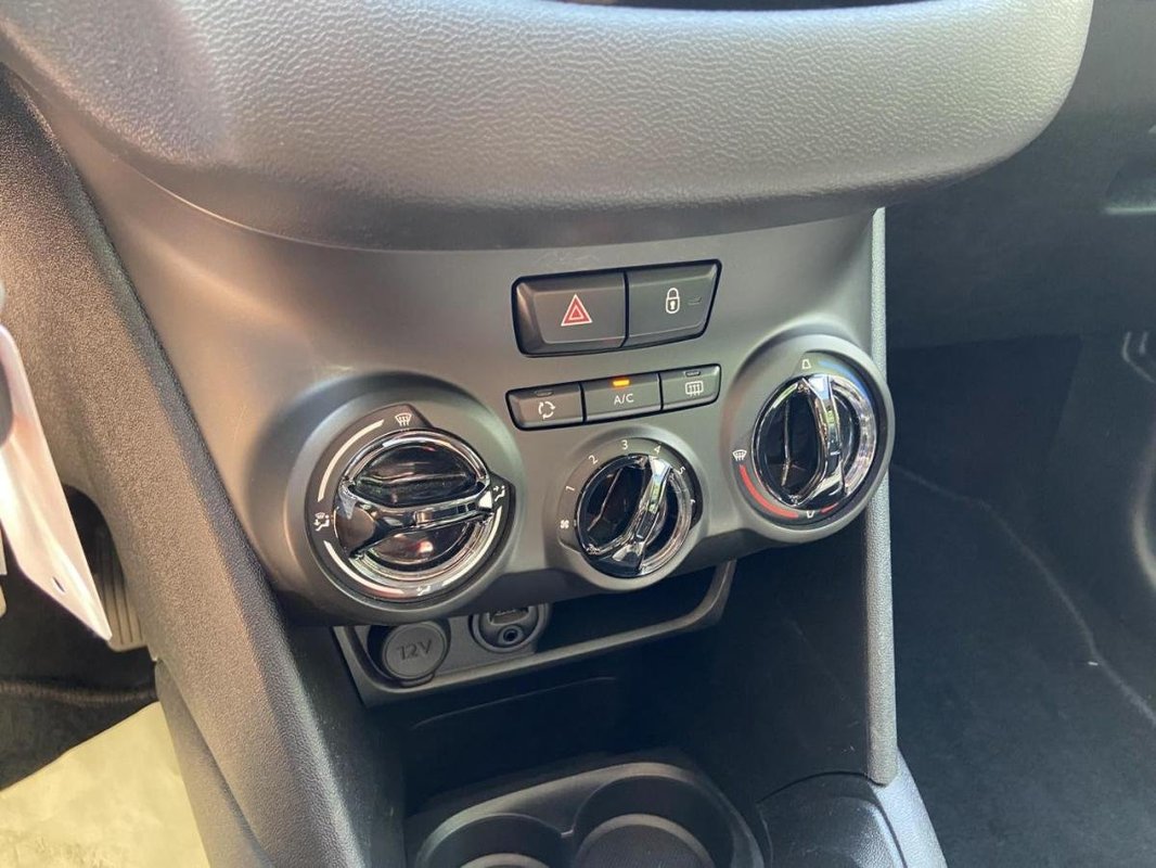Peugeot 208 foto 15