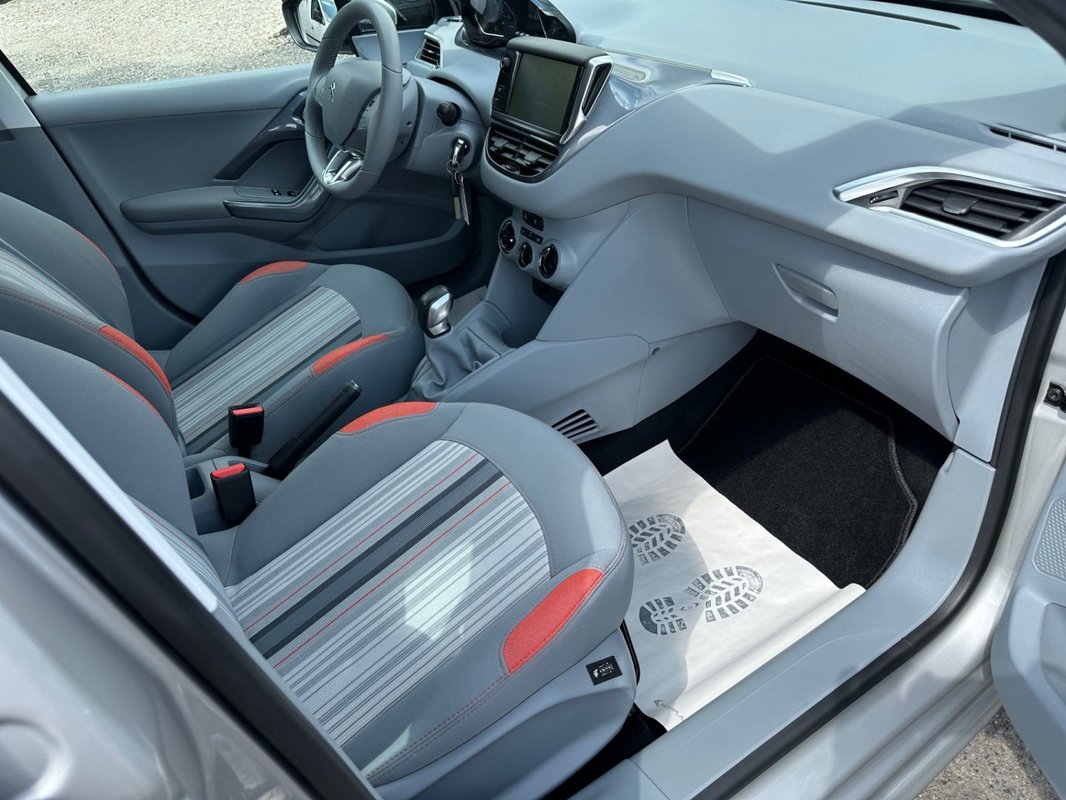 Peugeot 208 foto 6