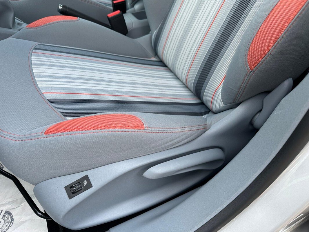 Peugeot 208 foto 8