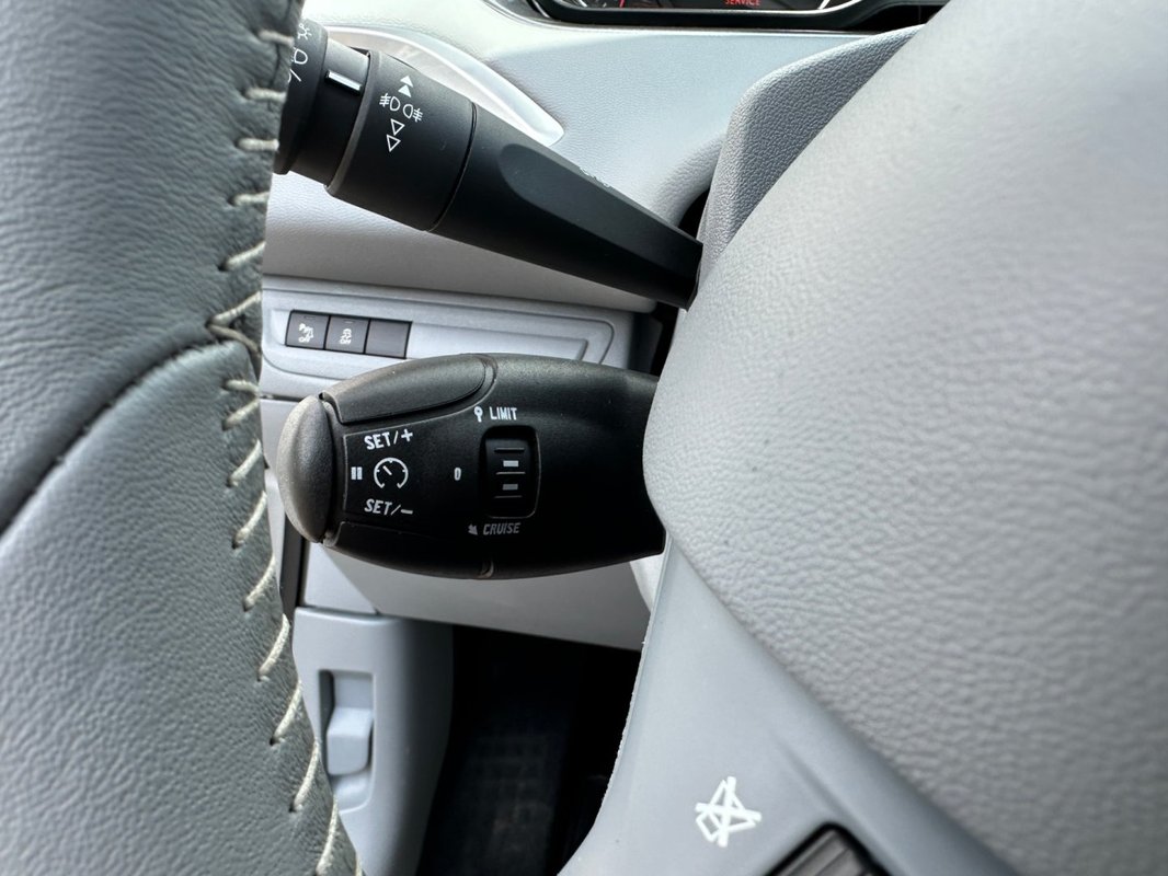 Peugeot 208 foto 10